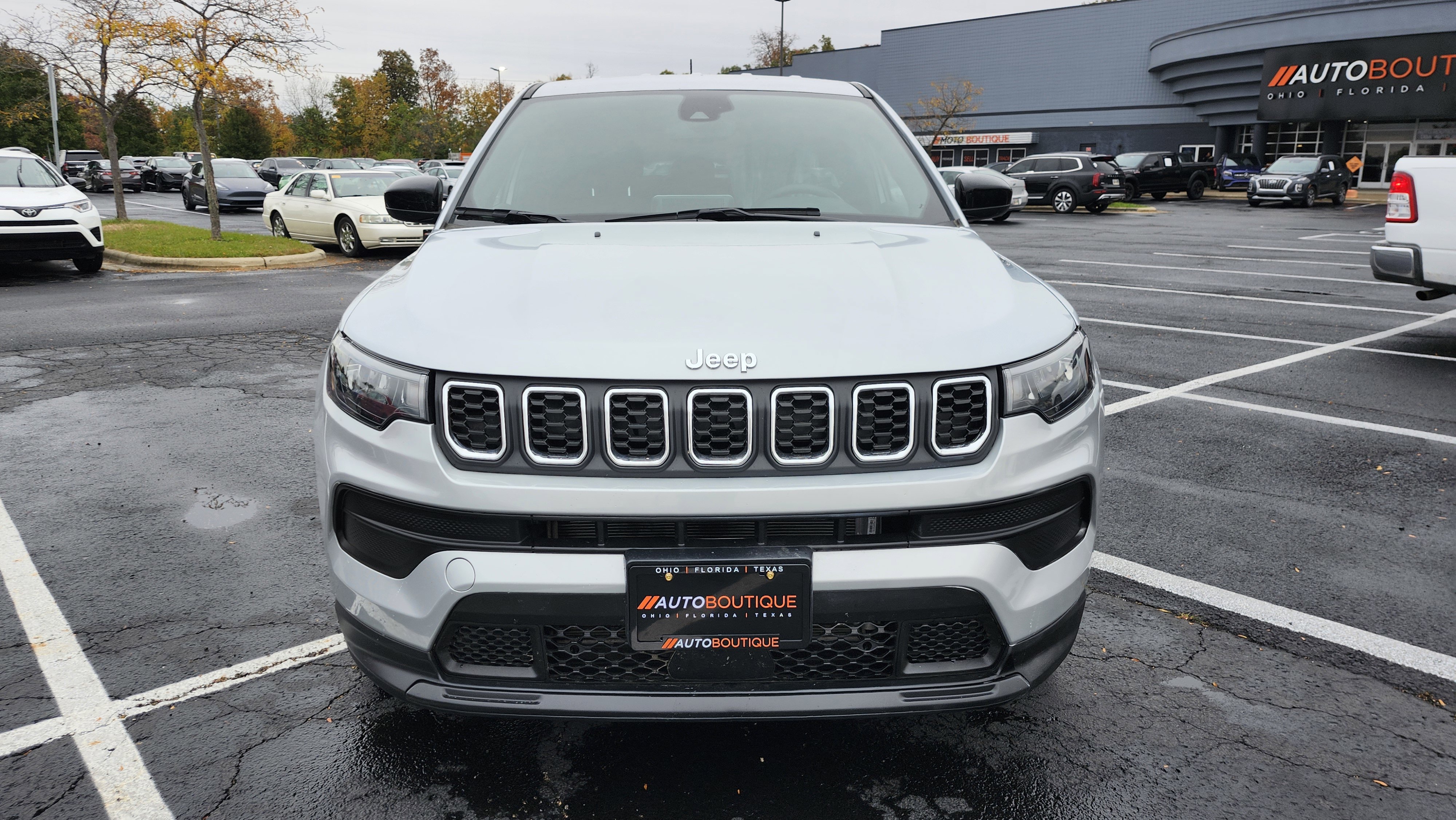 Used 2025 Jeep Compass Sport image 3