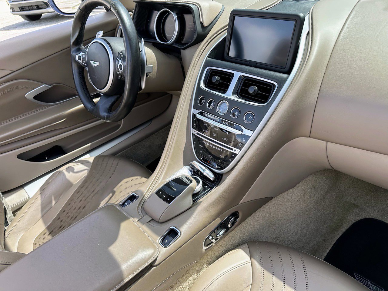 Used 2019 Aston Martin DB11 Volante RWD image 24