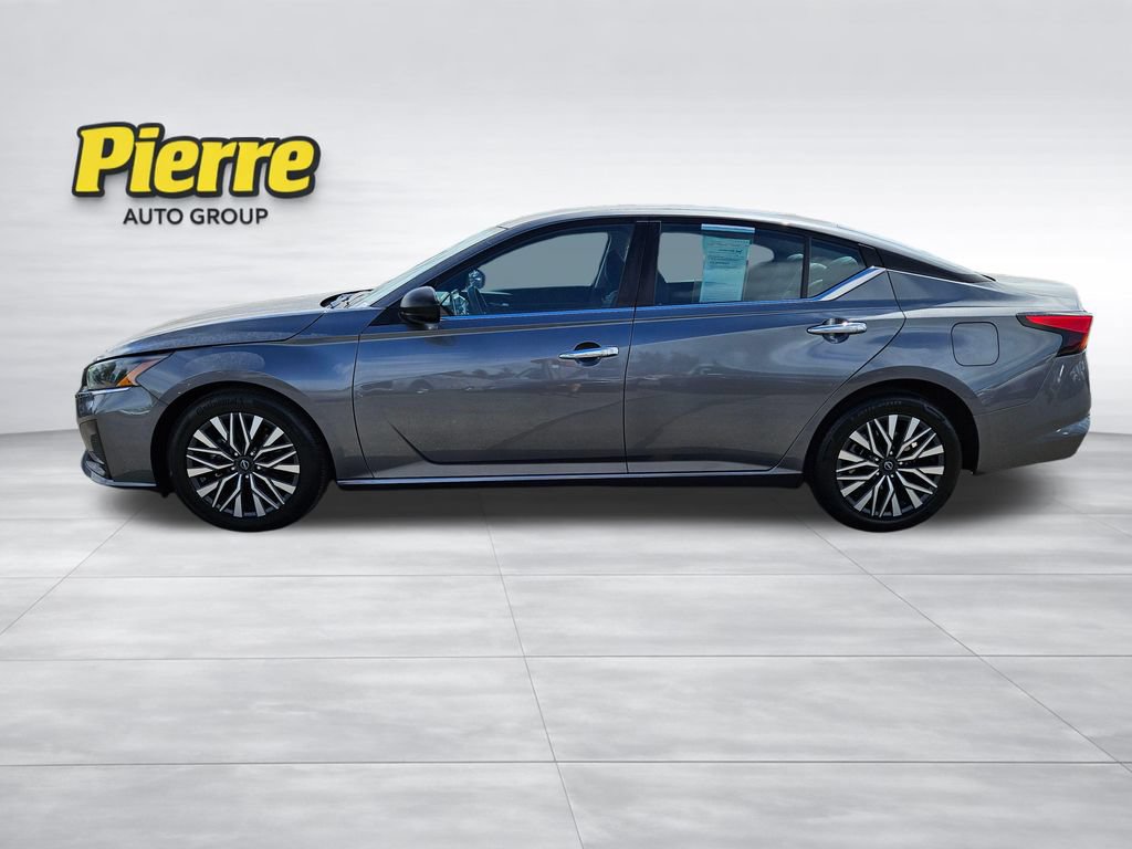 Used 2024 Nissan Altima 2.5 SV FWD image 2