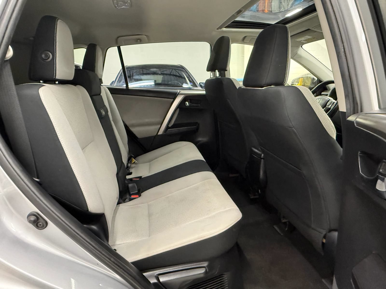 Used 2017 Toyota RAV4 XLE AWD/4WD image 22