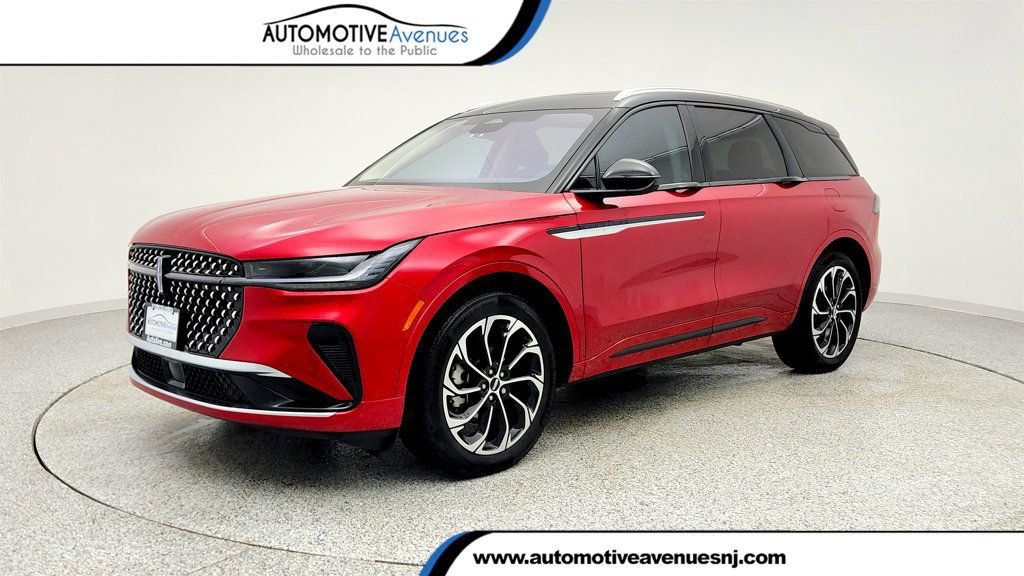 Used 2025 Lincoln Nautilus Reserve image 1