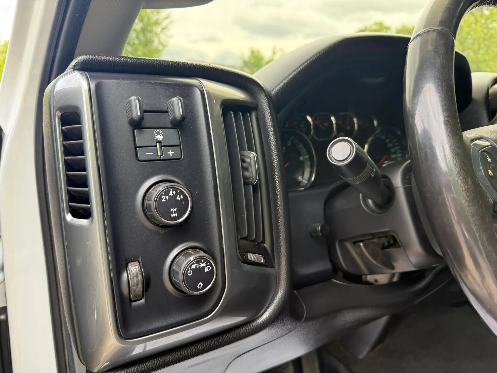 Used 2015 Chevrolet Silverado 2500 LT AWD/4WD image 13