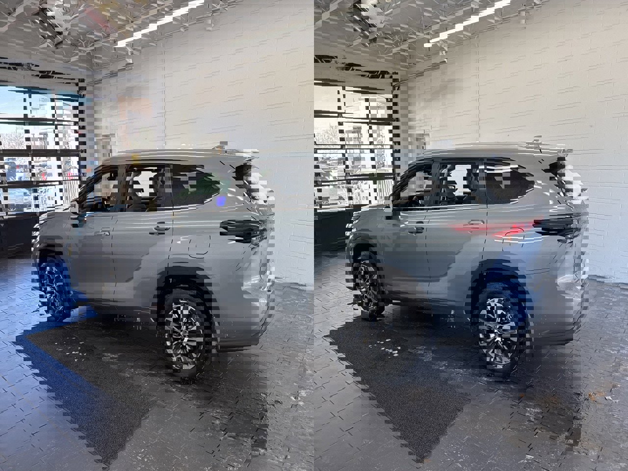 Certified 2024 Toyota Highlander XLE image 5