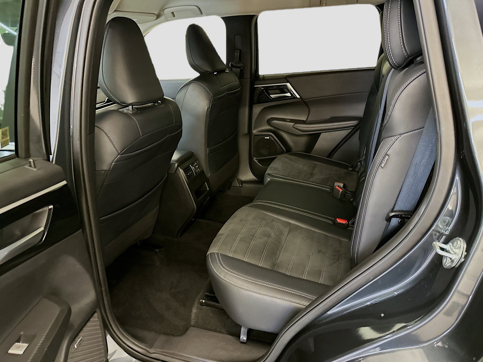 Used 2025 Mitsubishi Outlander SE AWD/4WD image 29