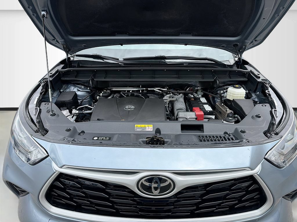Used 2022 Toyota Highlander XLE AWD/4WD image 34