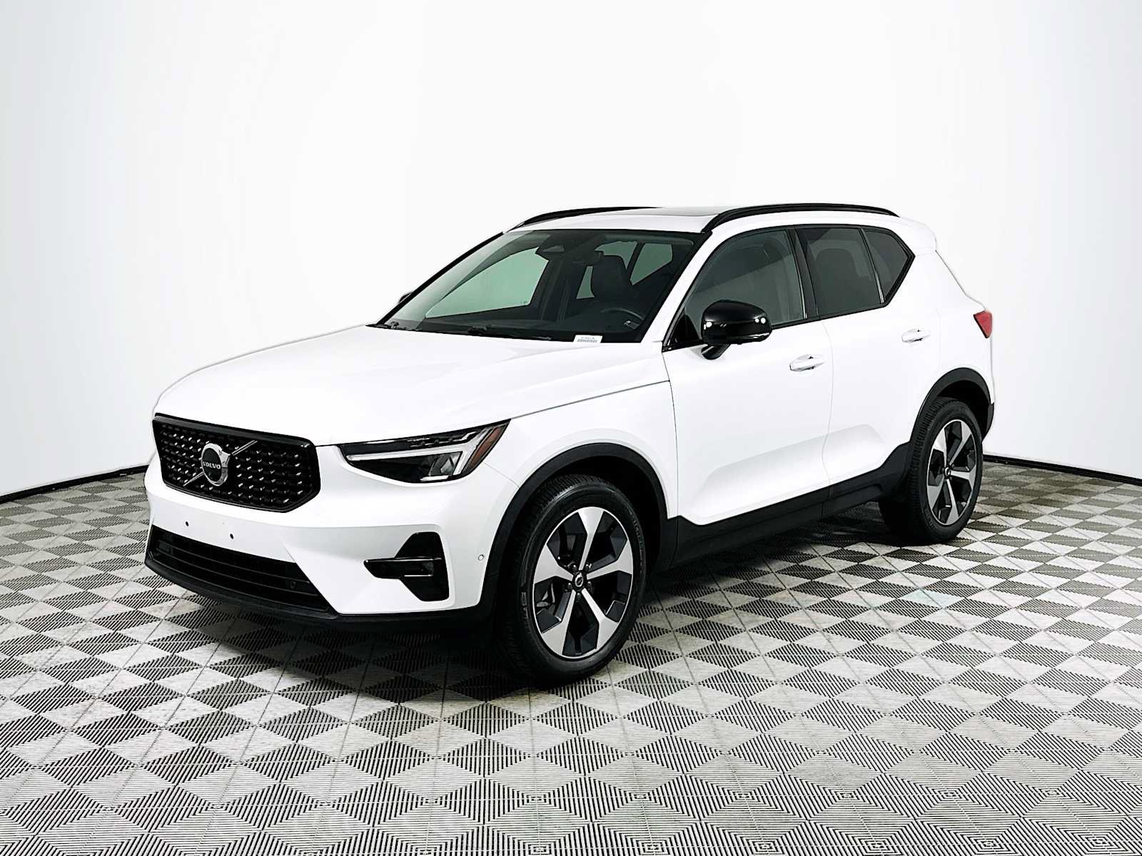 Used 2023 Volvo XC40 B5 Plus w/ Protection Package Premier AWD/4WD image 3