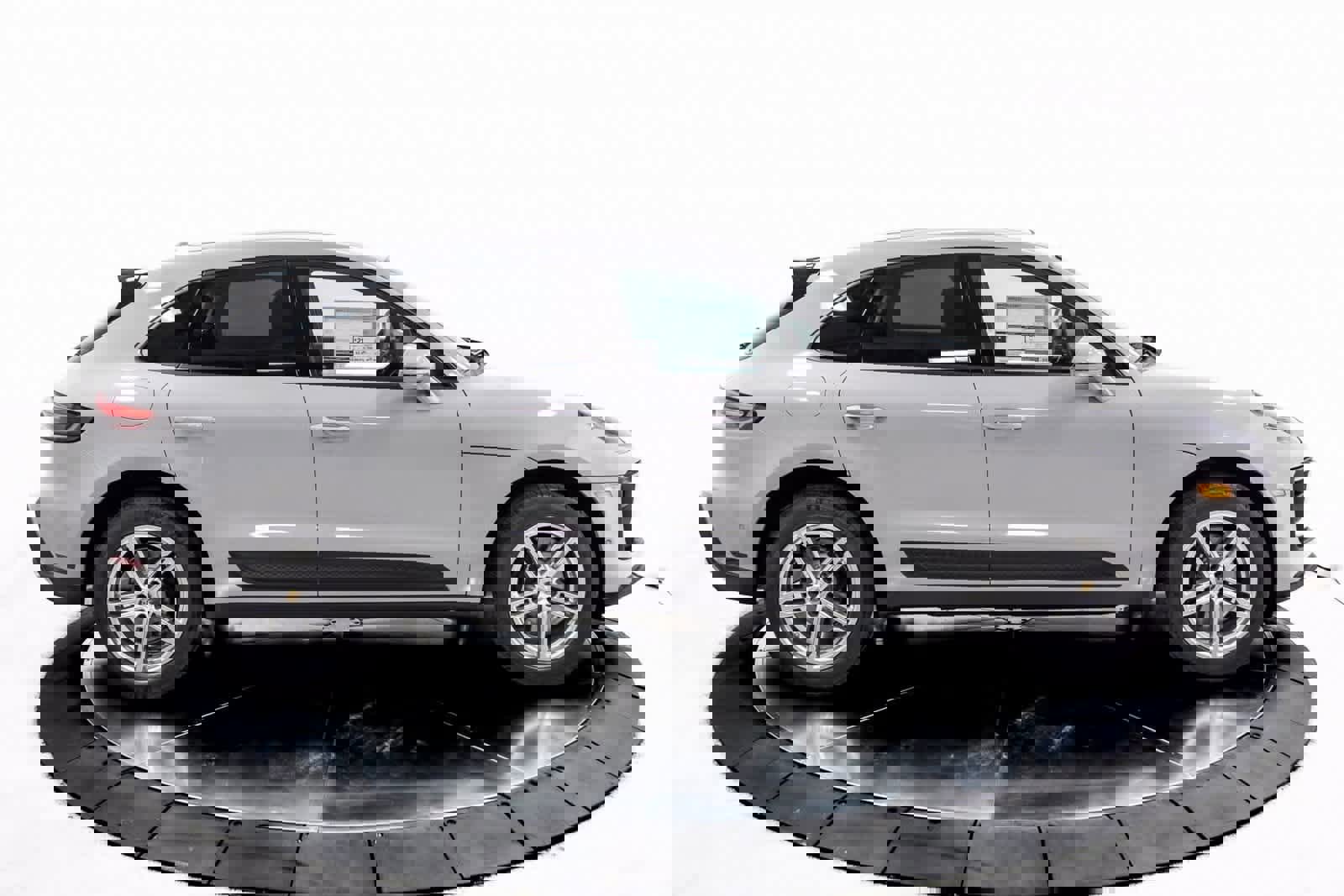 Certified 2025 Porsche Macan image 8