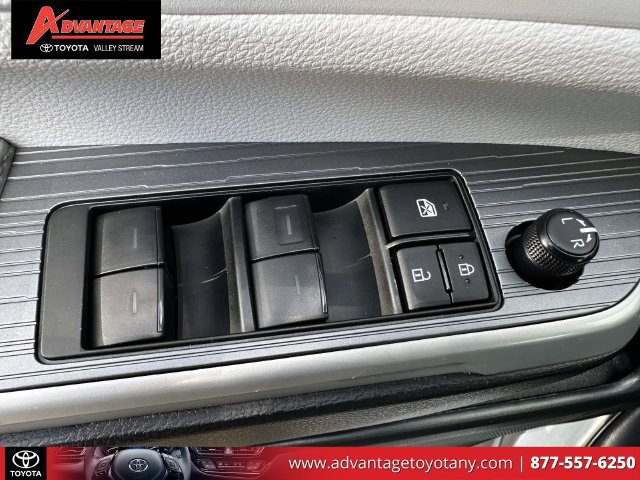 Used 2025 Toyota Sienna XLE FWD image 21