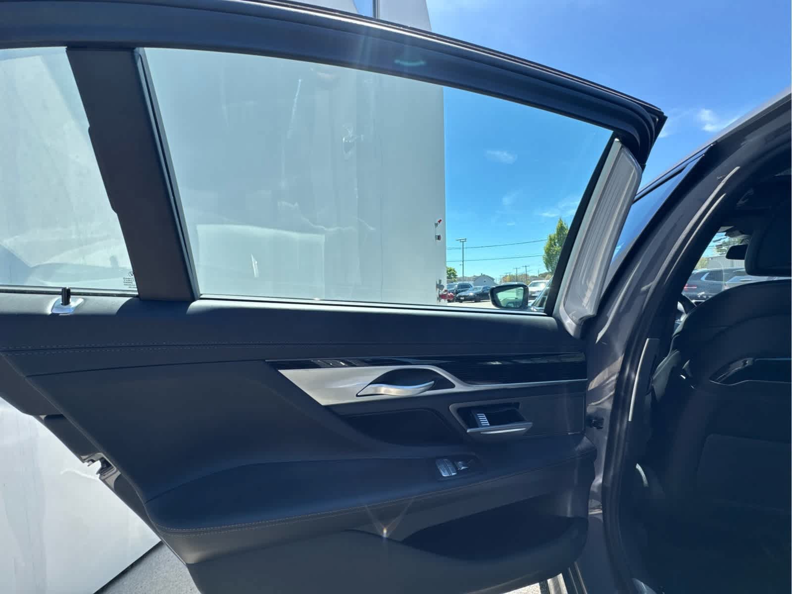 Used 2022 BMW 750Li xDrive AWD/4WD image 18