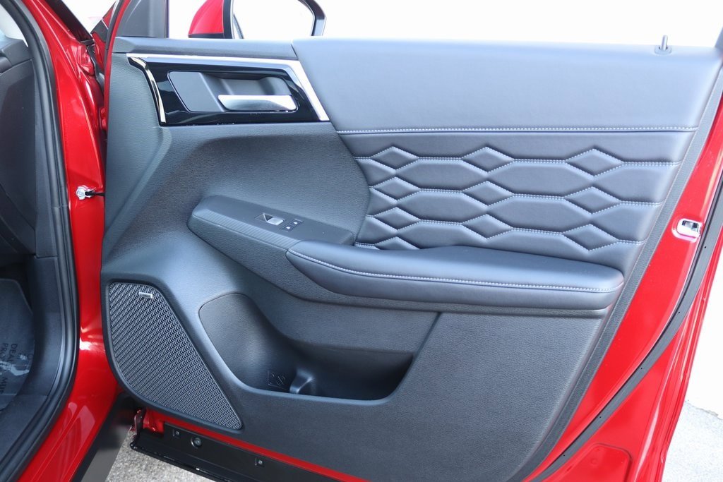 Used 2025 Mitsubishi Outlander SEL AWD/4WD image 37