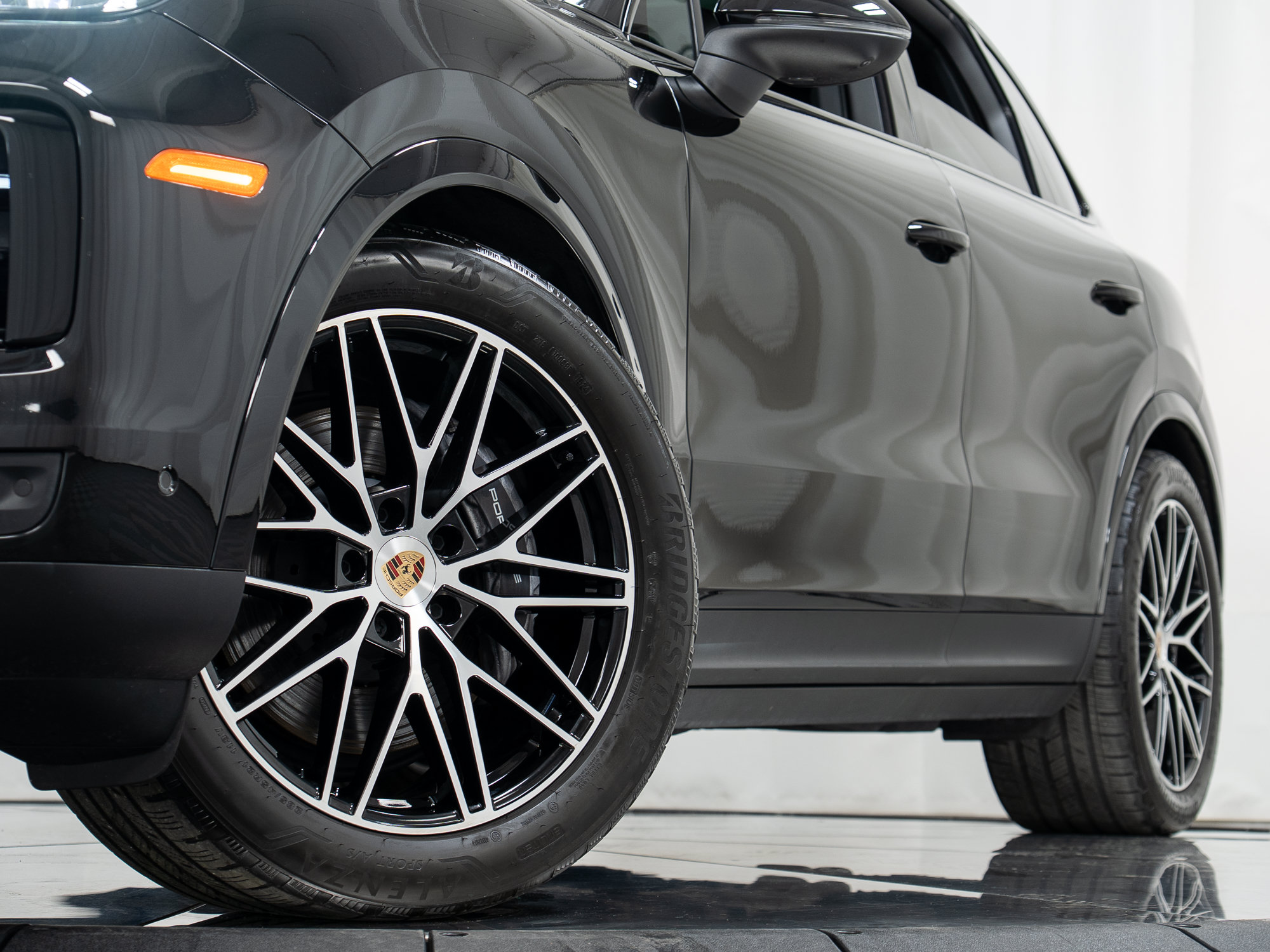Used 2025 Porsche Cayenne AWD/4WD image 32
