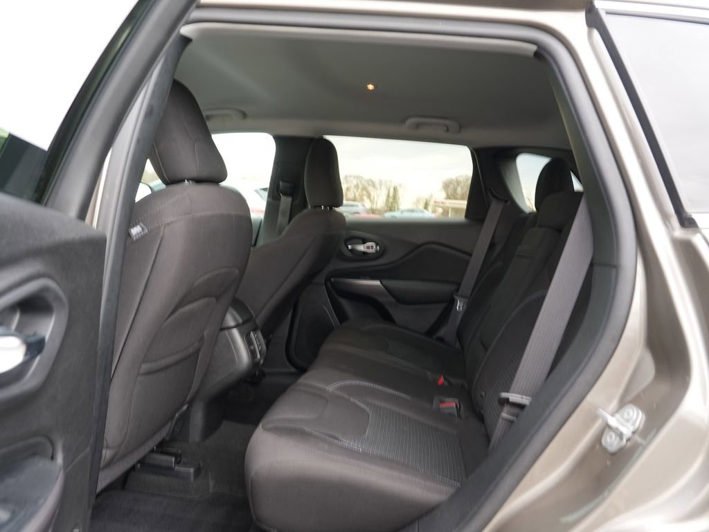 Used 2019 Jeep Cherokee Latitude w/ Popular Appearance Group image 18