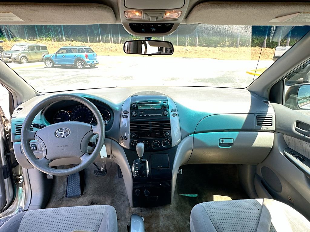 Used 2009 Toyota Sienna CE FWD image 3