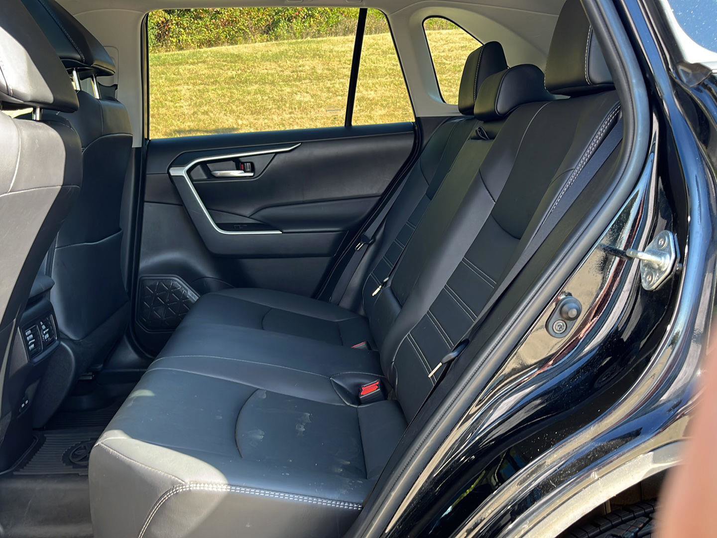 Used 2022 Toyota RAV4 XLE Premium image 25