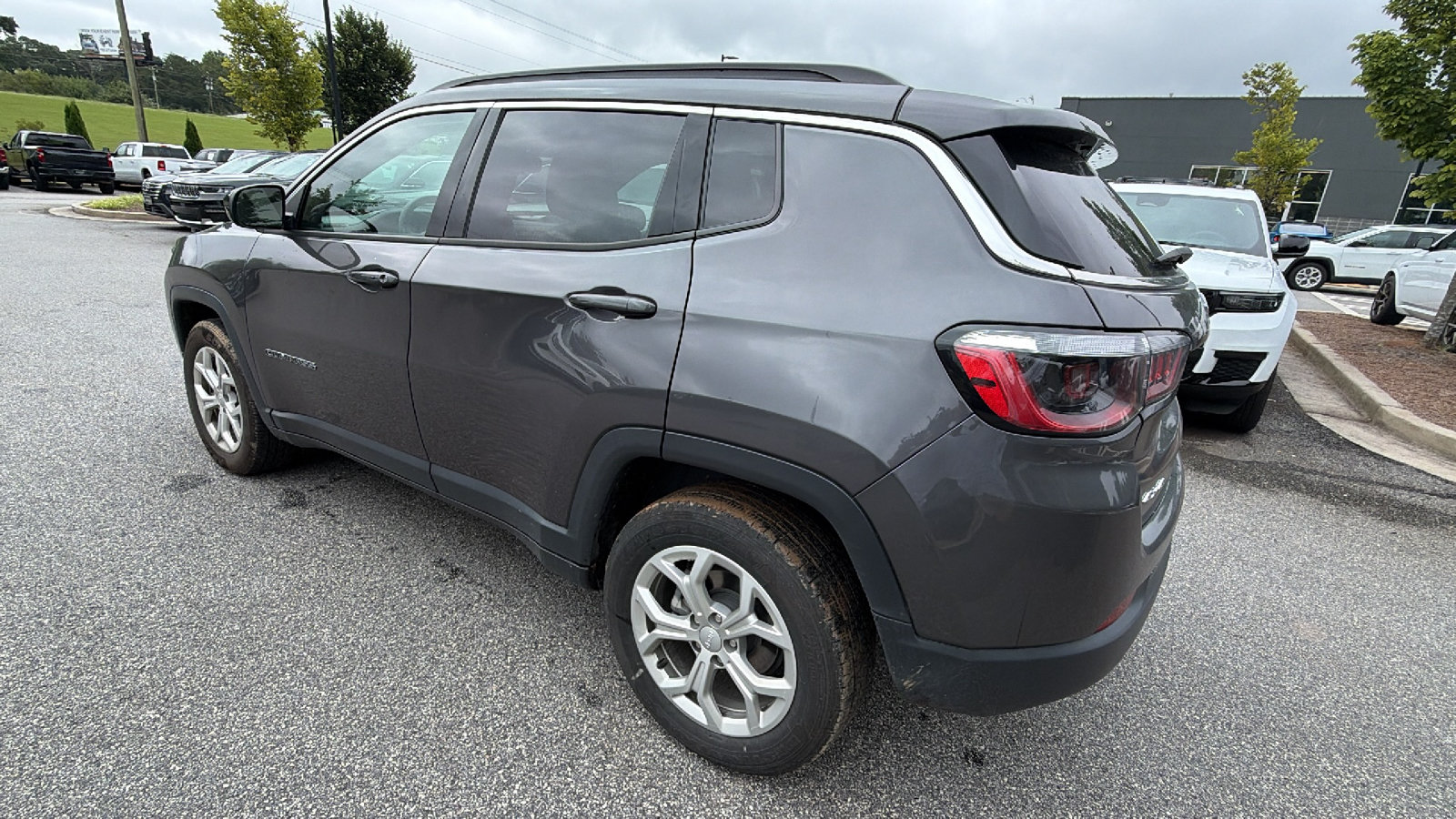 Used 2024 Jeep Compass Latitude AWD/4WD image 9
