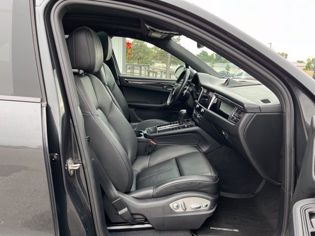 Used 2023 Porsche Macan w/ Premium Package Plus AWD/4WD image 28