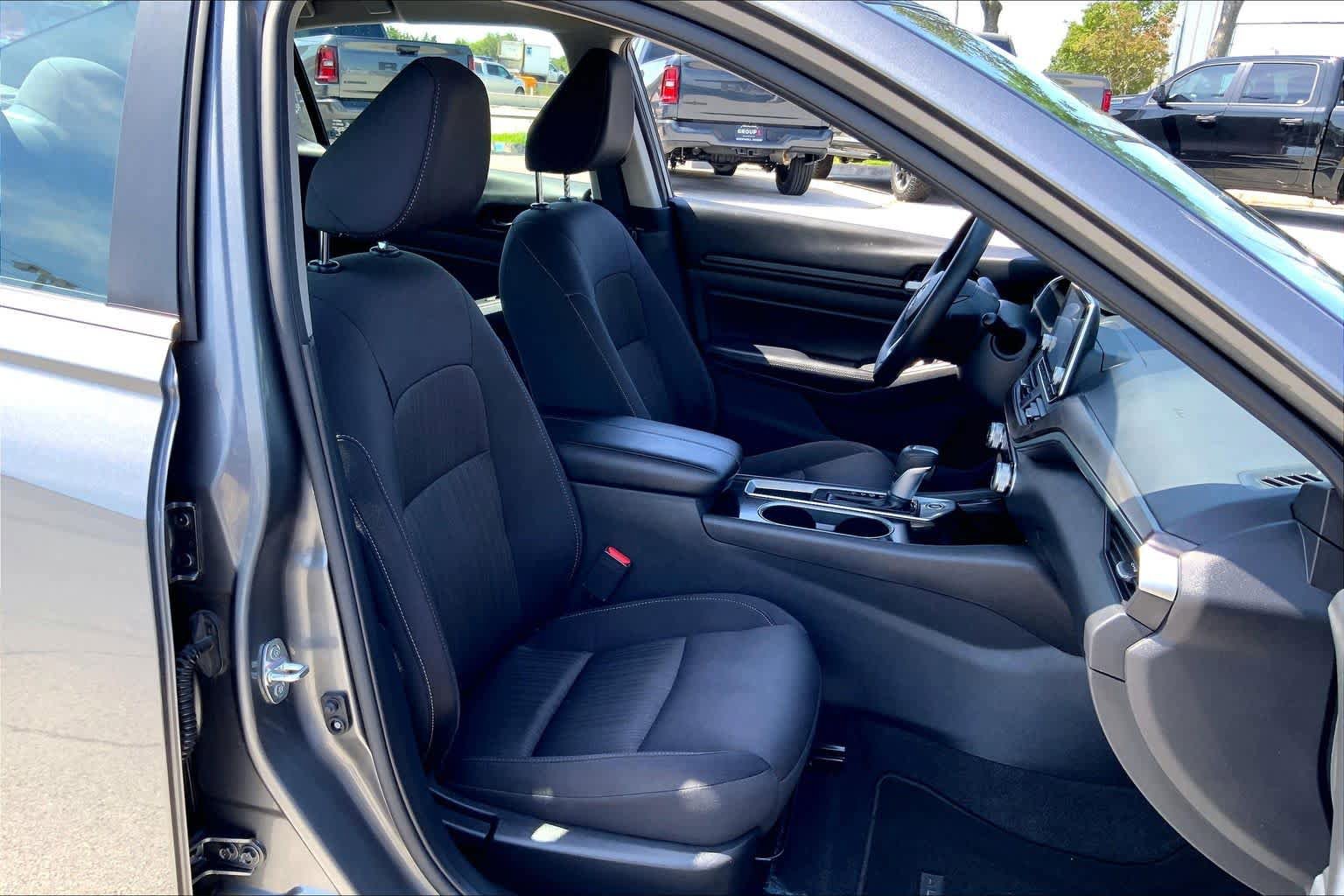 Used 2024 Nissan Altima 2.5 SV FWD image 9