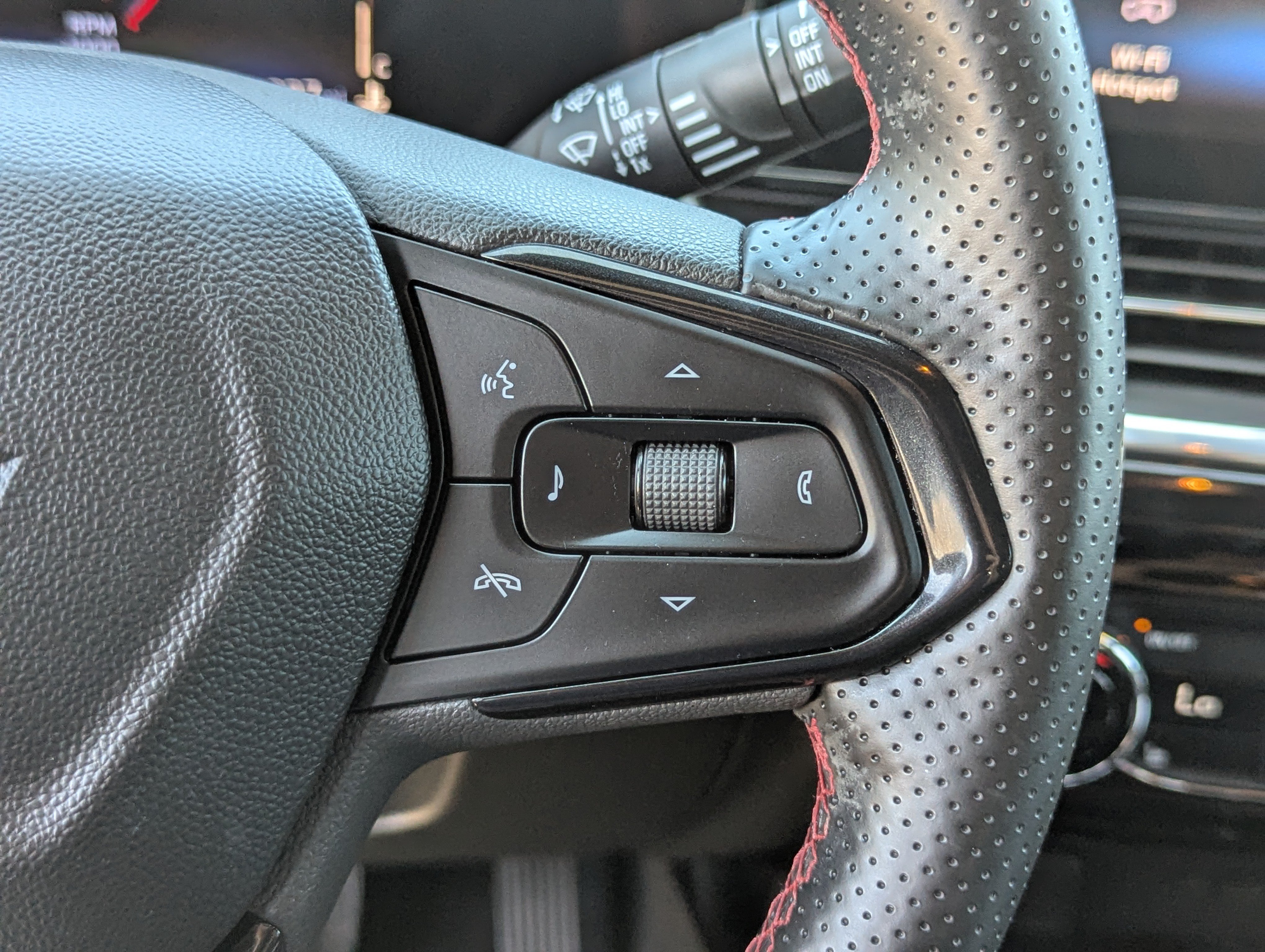 Certified 2024 Chevrolet Trax RS w/ Sunroof Package FWD image 32