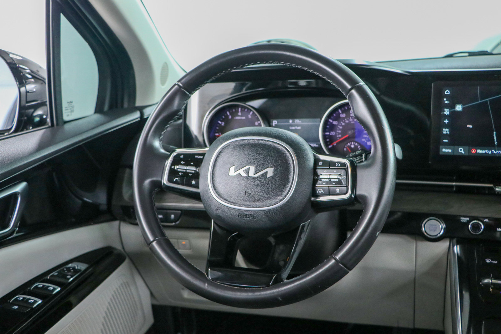 Used 2024 Kia Carnival EX FWD image 12