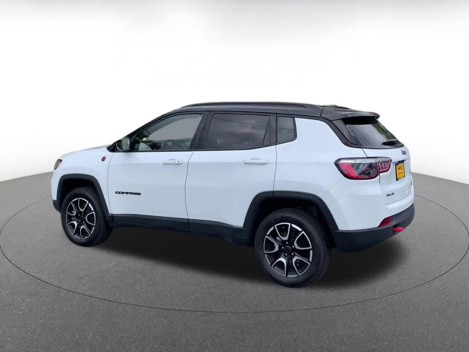 Used 2025 Jeep Compass Trailhawk AWD/4WD image 10