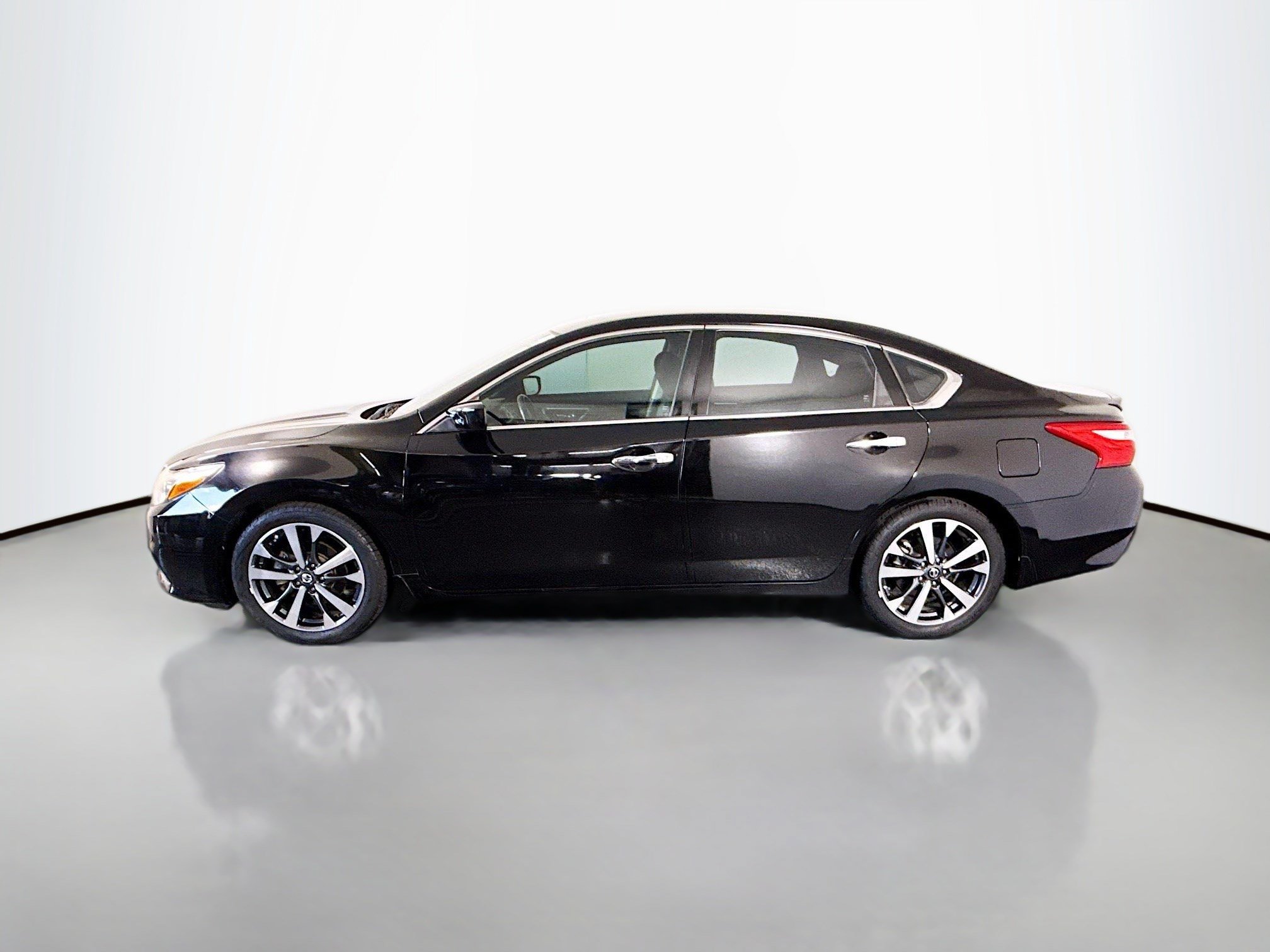 Used 2016 Nissan Altima 2.5 SR w/ Interior Lighting Package FWD image 6