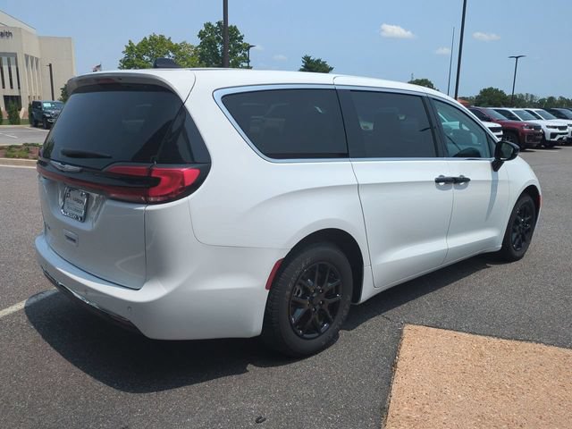 Used 2024 Chrysler Pacifica Touring-L FWD image 4