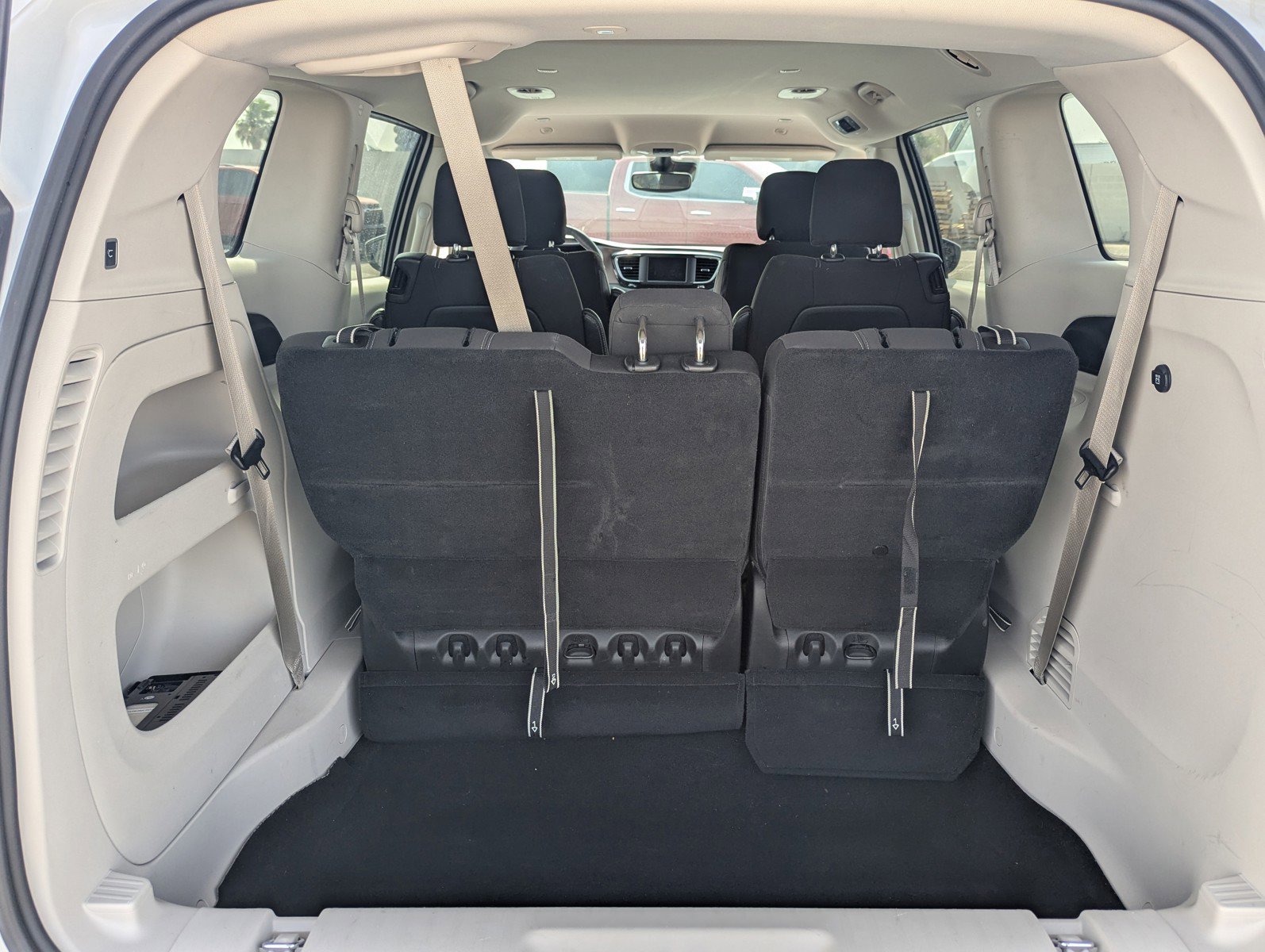 Used 2023 Chrysler Voyager LX image 9