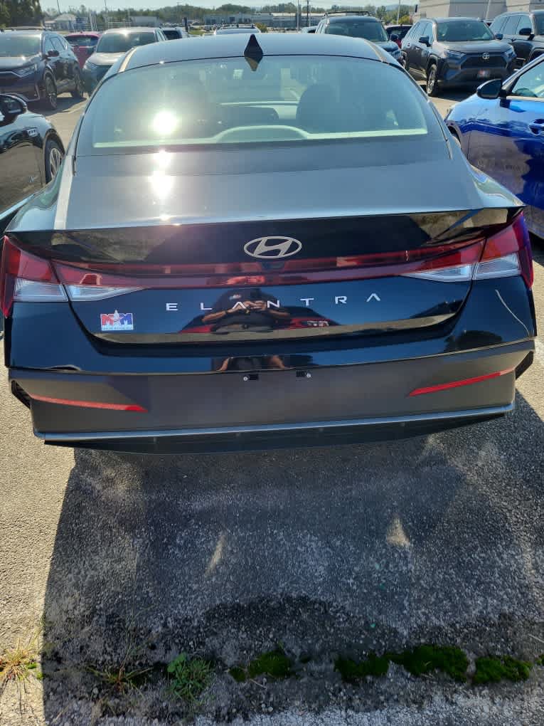 Used 2025 Hyundai Elantra SE FWD image 26