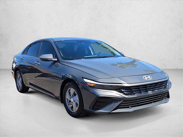 Used 2025 Hyundai Elantra SE FWD image 3