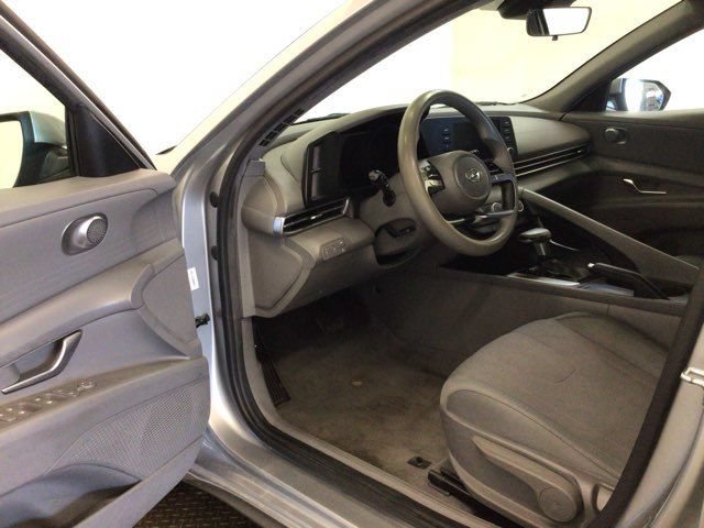 Used 2021 Hyundai Elantra SE FWD image 15