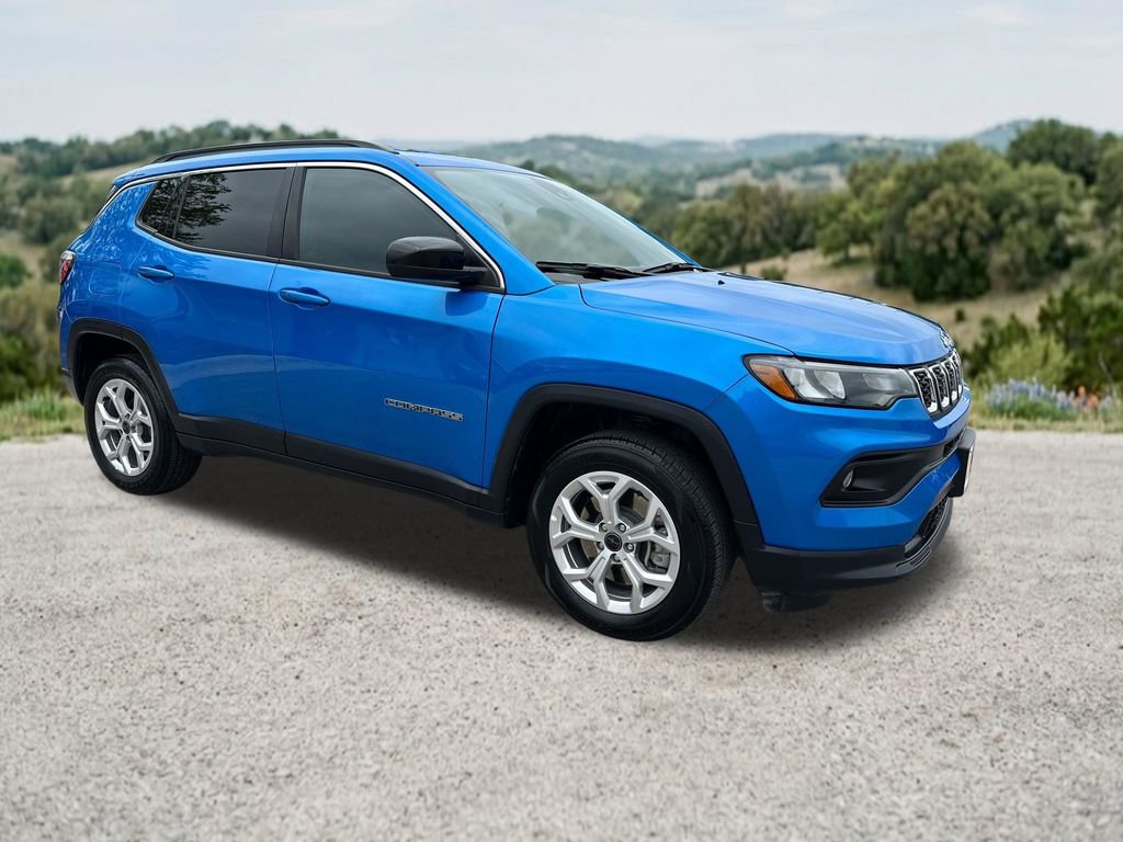 Used 2025 Jeep Compass Latitude w/ Convenience Group AWD/4WD image 1