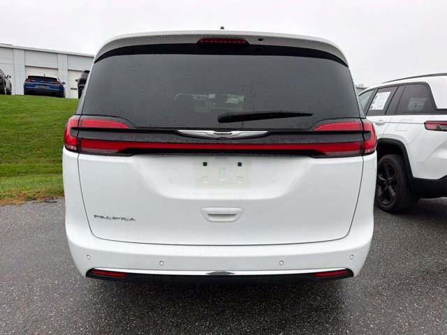 Used 2024 Chrysler Pacifica Touring-L FWD image 5