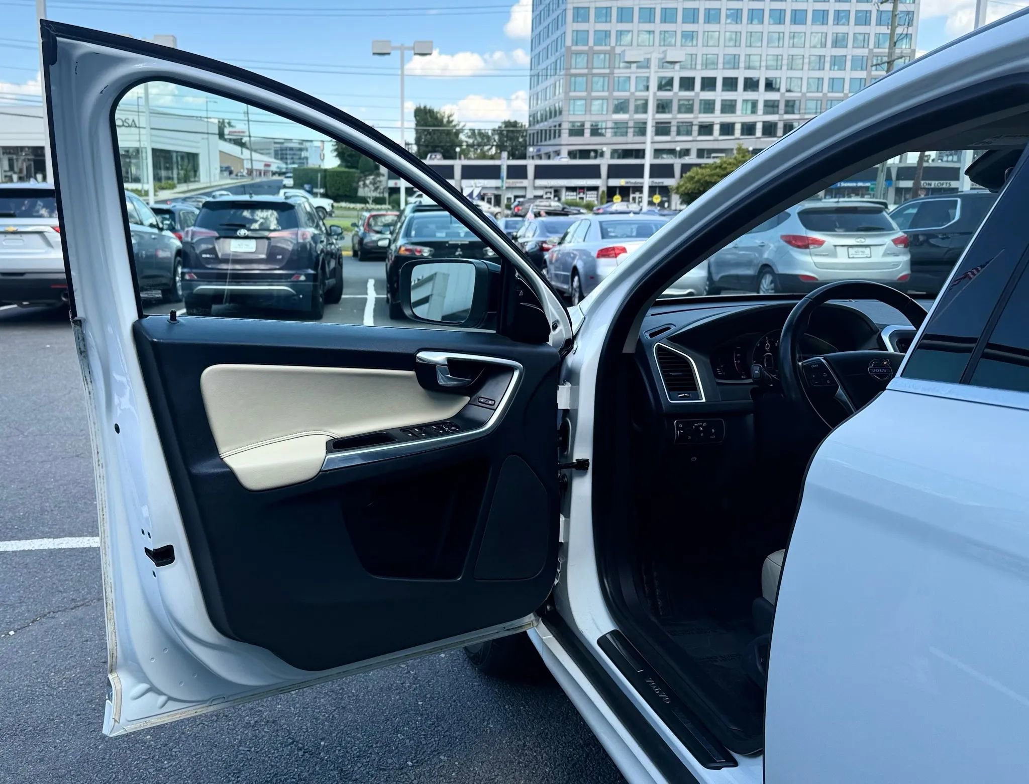 Used 2017 Volvo XC60 T6 Dynamic w/ Preferred Option Package image 9