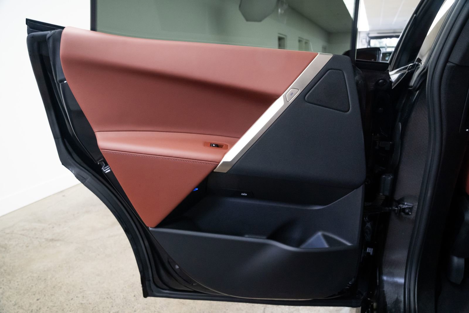 Used 2023 BMW iX xDrive50 w/ Sport Package image 19