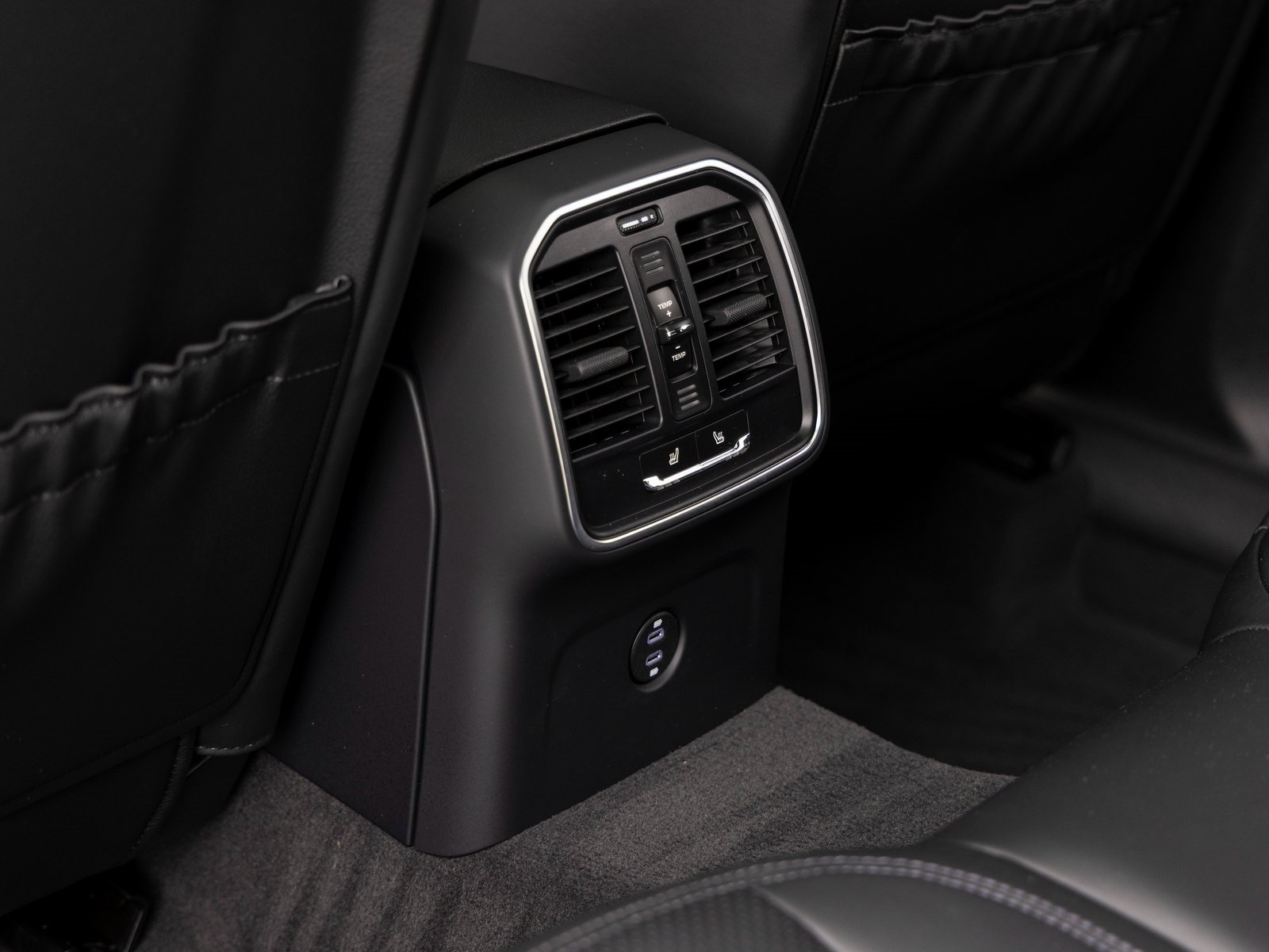 Certified 2025 Porsche Macan image 28