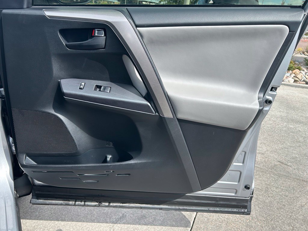 Used 2018 Toyota RAV4 LE AWD/4WD image 30