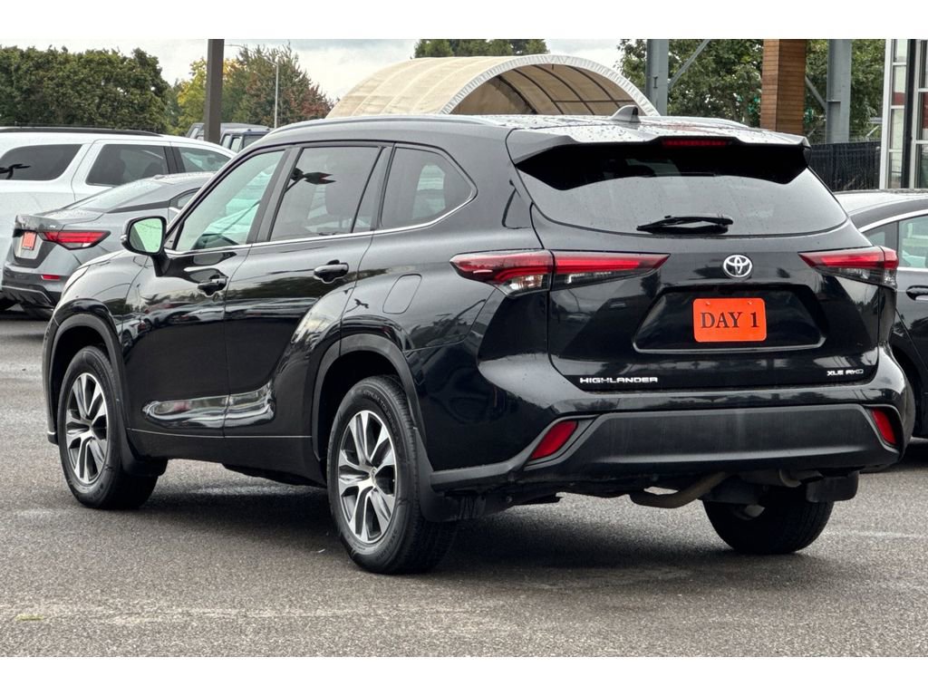 Used 2024 Toyota Highlander XLE image 8
