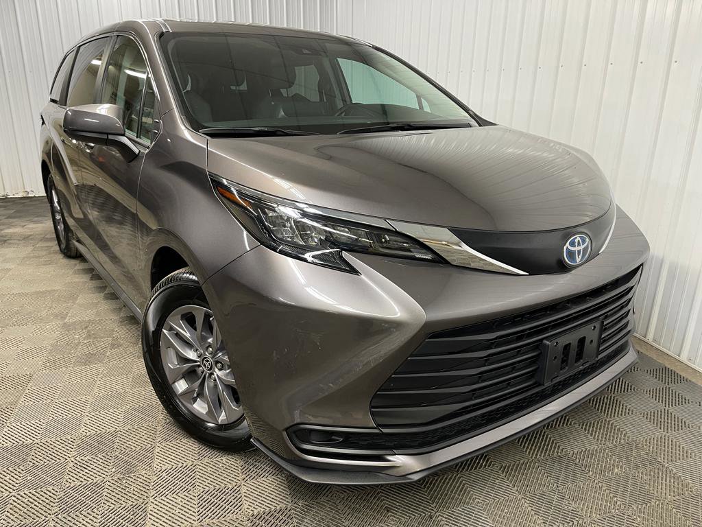Used 2024 Toyota Sienna LE image 7