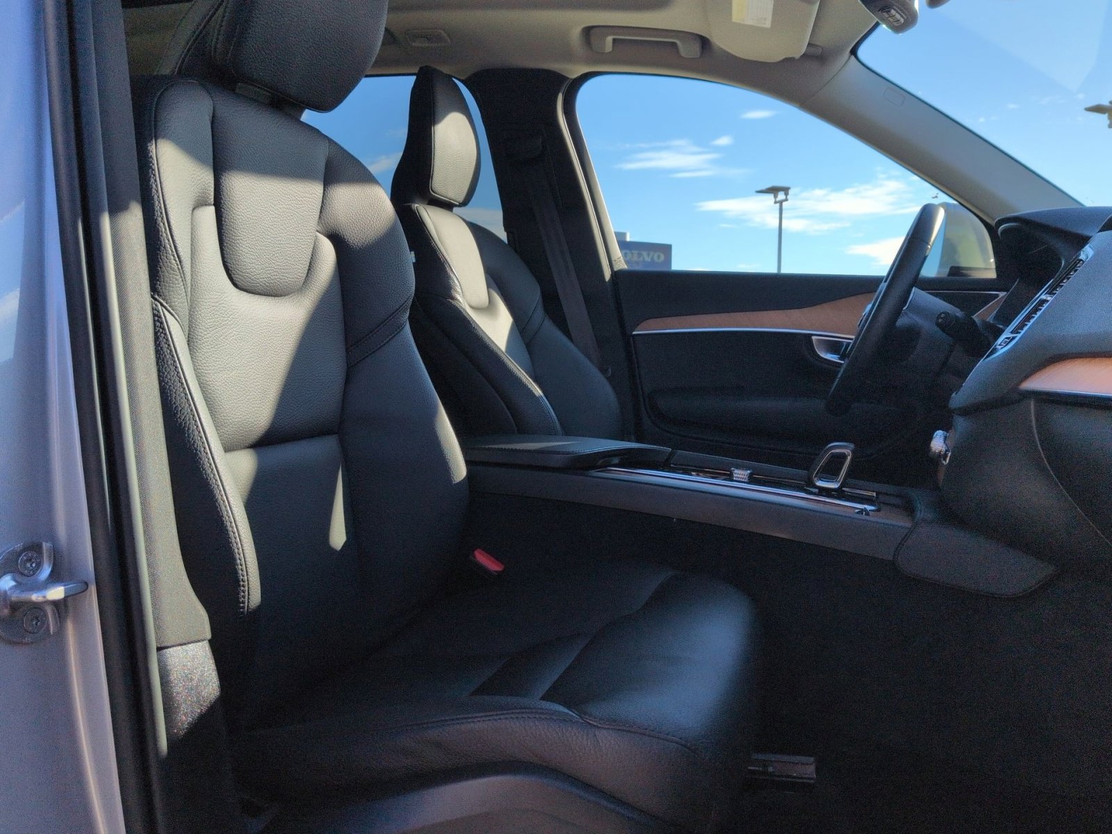 Used 2024 Volvo XC90 B6 Plus image 27