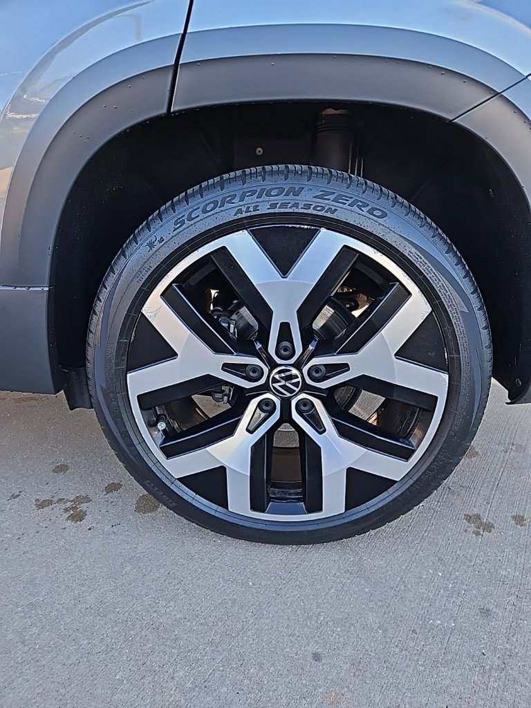 Used 2022 Volkswagen Taos SEL image 9