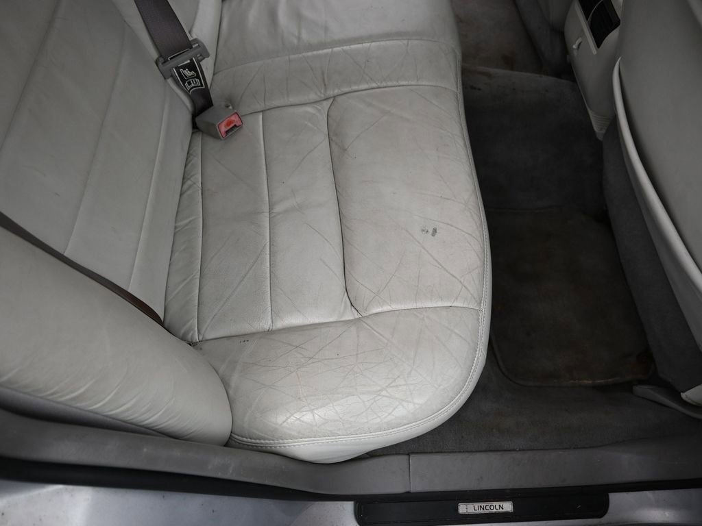 Used 2002 Lincoln Town Car Signature image 25