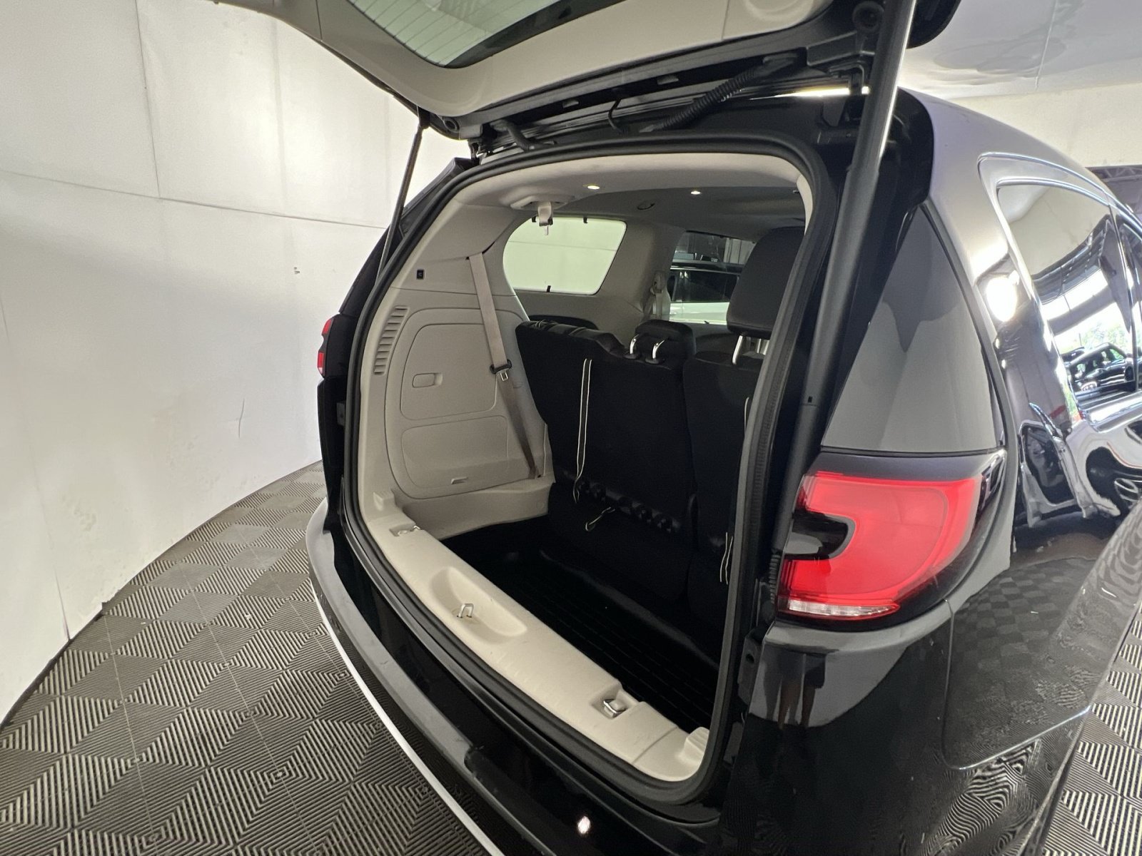 Used 2022 Chrysler Pacifica Limited w/ Uconnect Theater Family Group FWD image 28