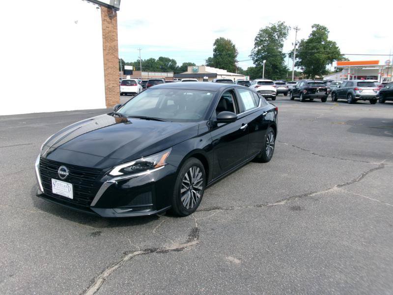 Used 2025 Nissan Altima 2.5 SV FWD image 2