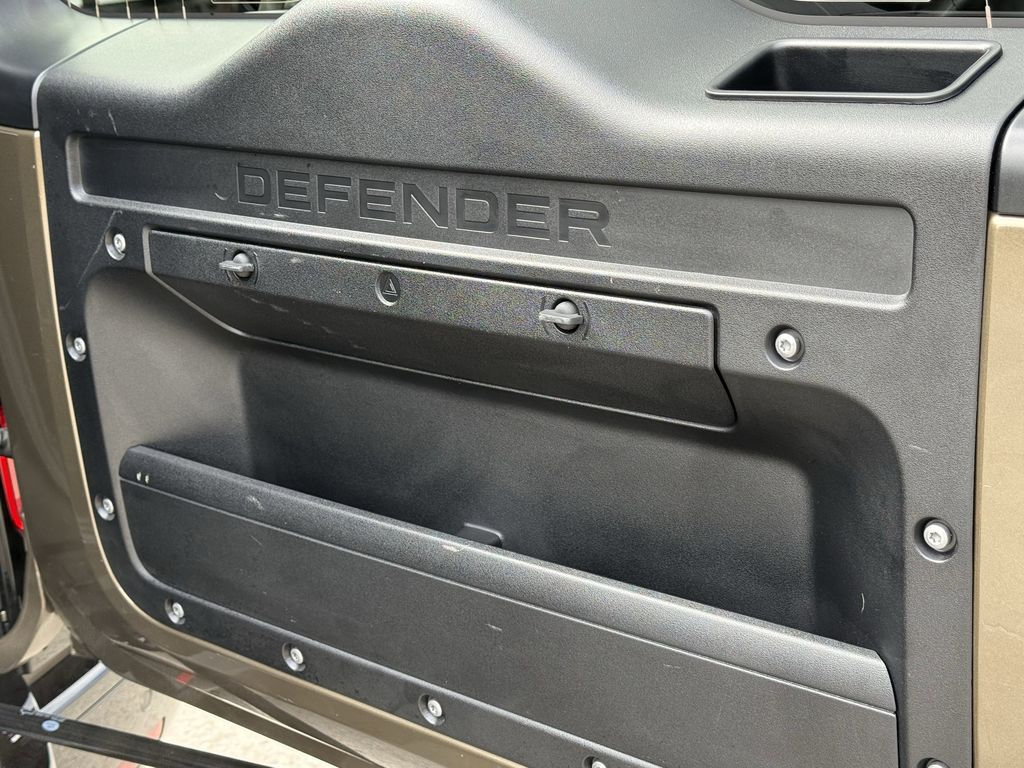 Used 2025 Land Rover Defender 110 X-Dynamic SE AWD/4WD image 15
