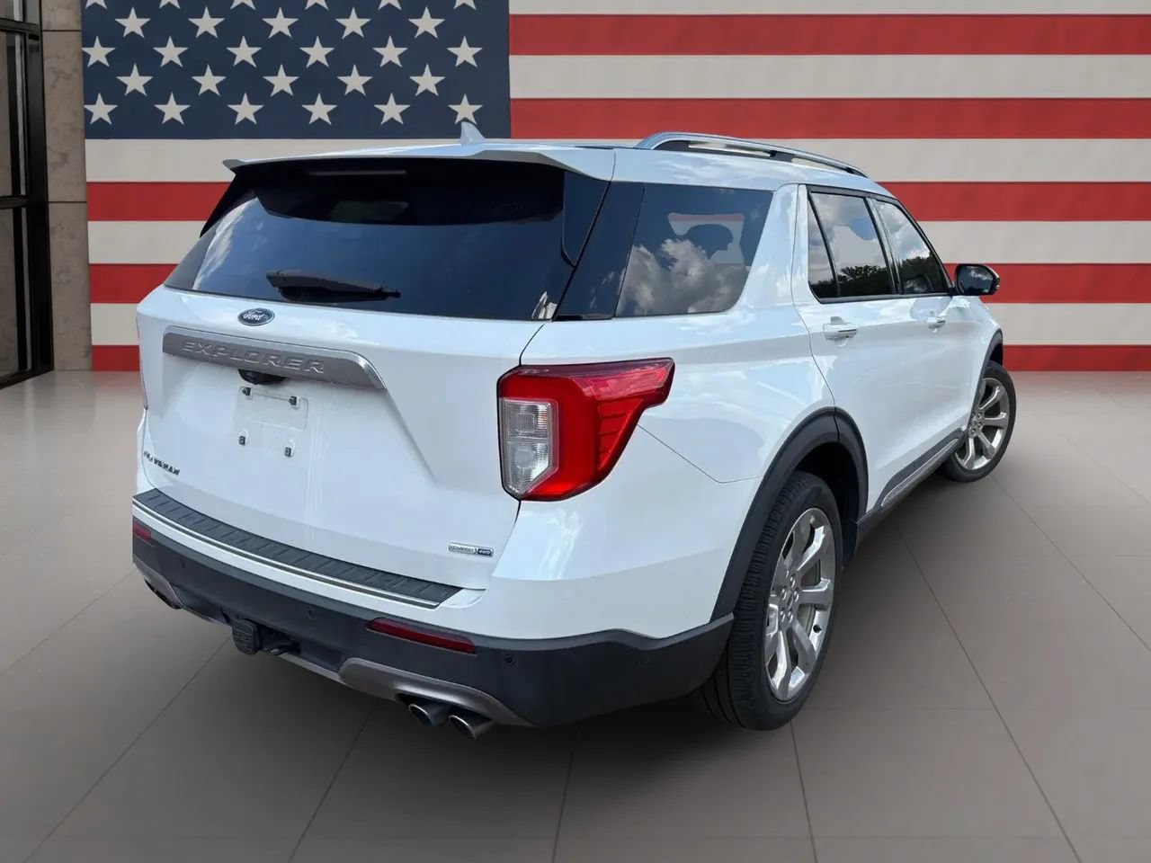 Used 2020 Ford Explorer Platinum w/ Premium Technology Package AWD/4WD image 4