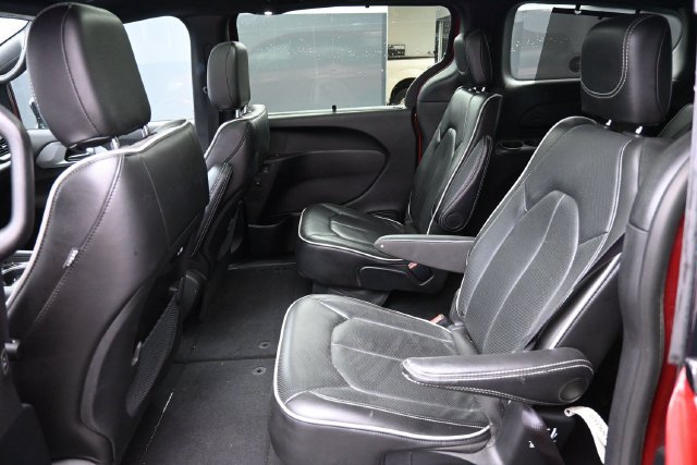 Used 2025 Chrysler Pacifica Limited FWD image 17
