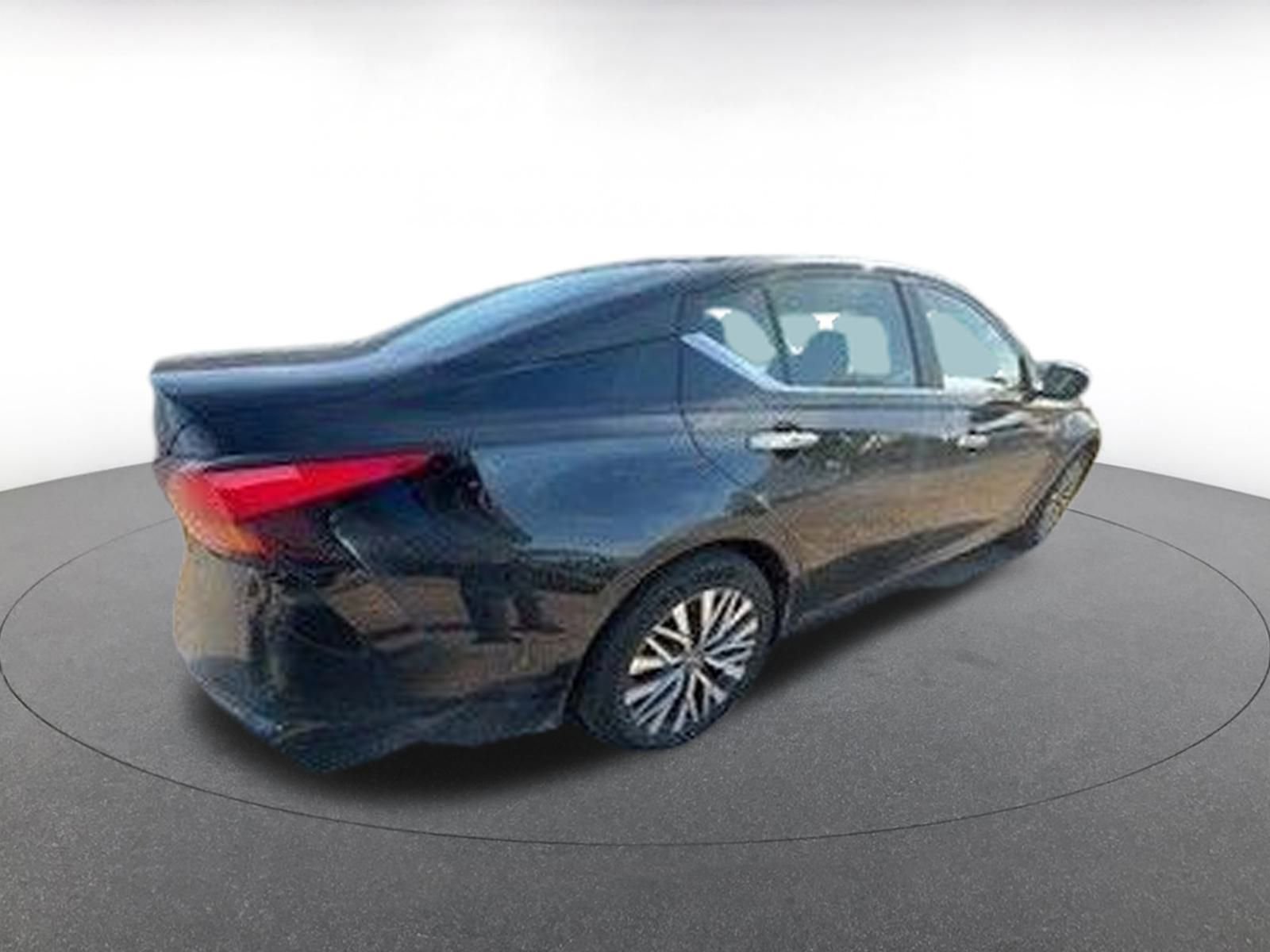 Used 2025 Nissan Altima 2.5 SV image 9