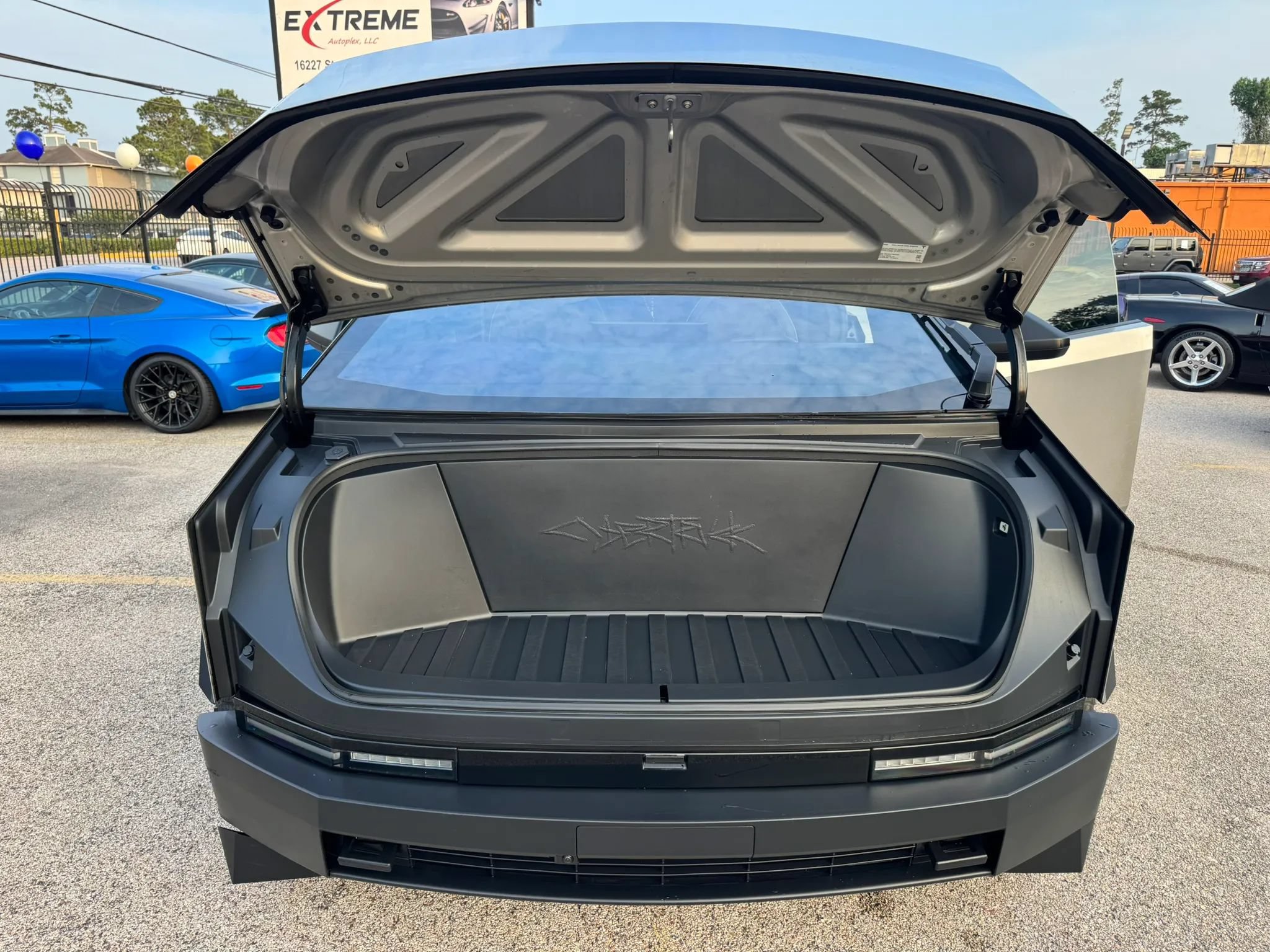 Used 2024 Tesla Cybertruck AWD Crew Cab image 41
