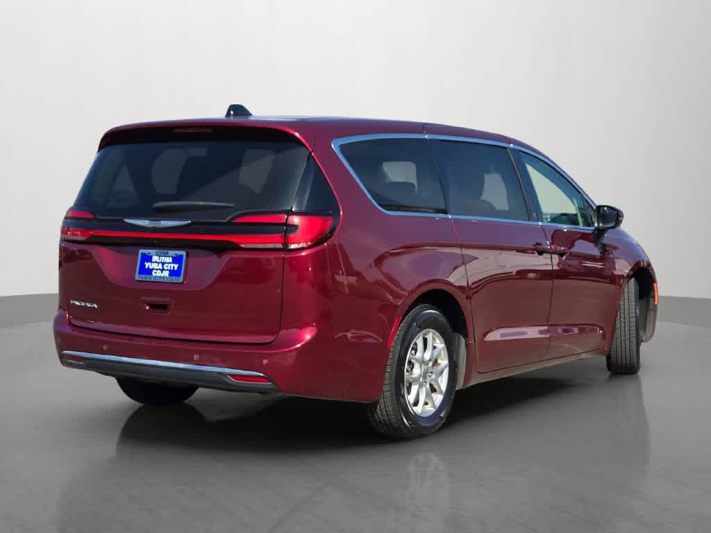 Used 2023 Chrysler Pacifica Touring-L FWD image 6