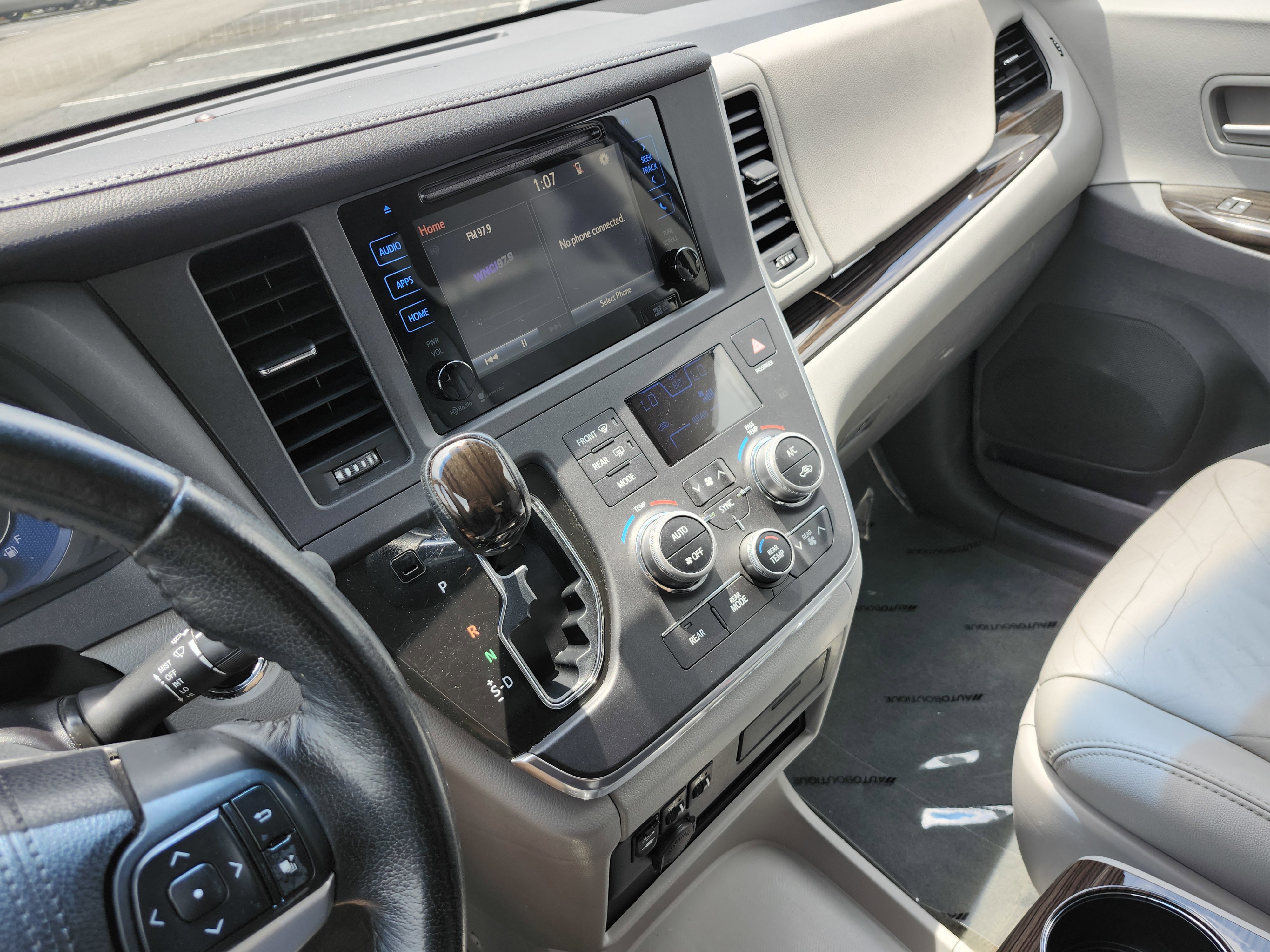 Used 2015 Toyota Sienna XLE Premium AWD/4WD image 32